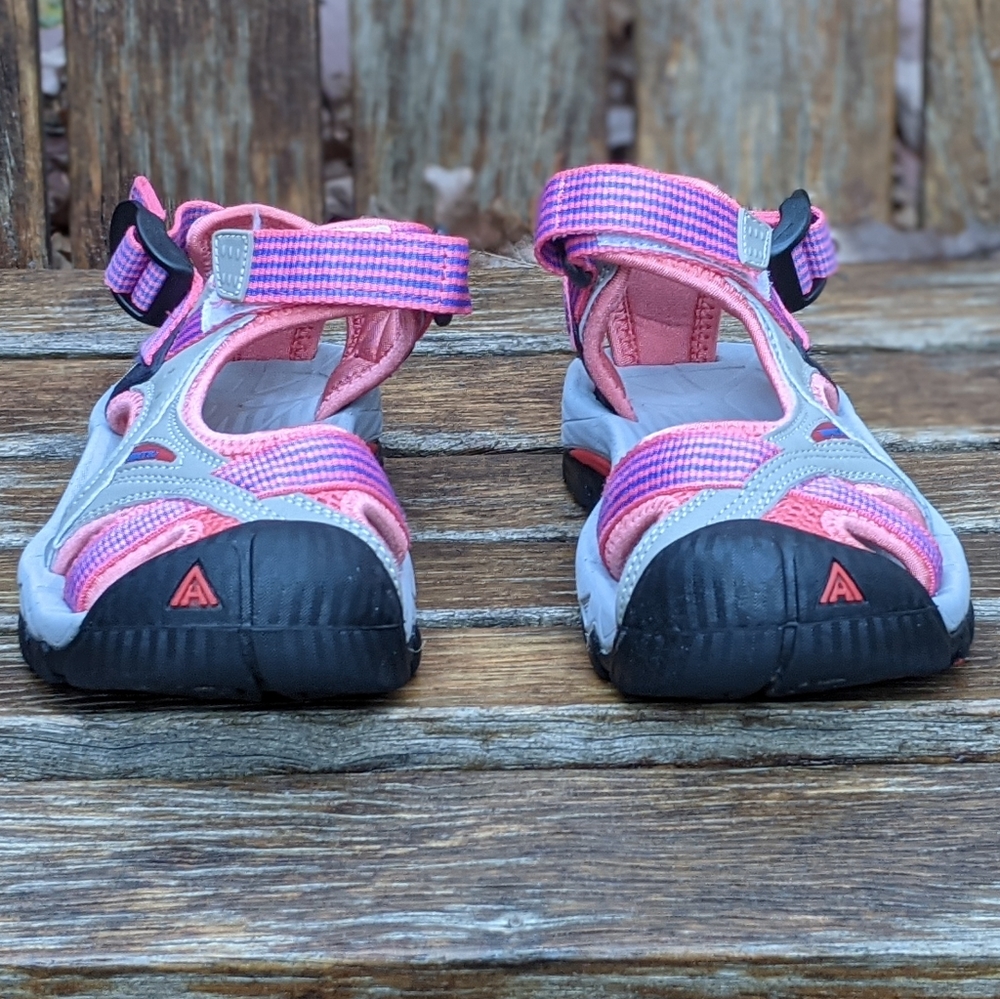 ABEO woman's outdoor sandles w/ enclosed toe. - Picture 4 of 9